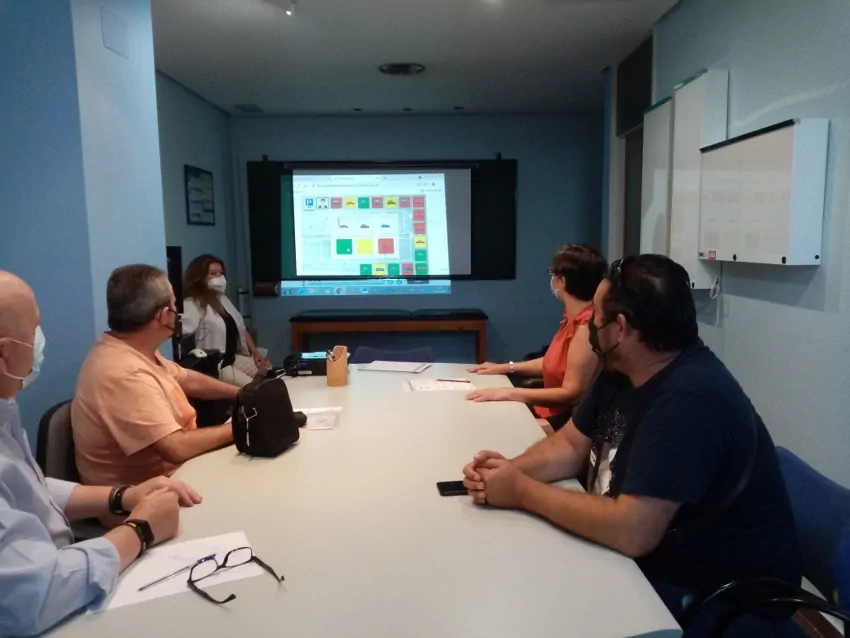 جلسة جماعية لإعادة التأهيل العصبي النفسي للإصابة الدماغية المكتسبة أشخاص في إعادة تأهيل الإصابة الدماغية المكتسبة