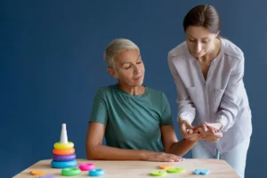 أخصائي العلاج الوظيفي، يؤدي نشاطاً في الحياة اليومية لمريض.