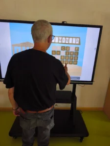 مستخدم دار الرعاية Espartales Sur يستخدم NeuronUP مع شاشة.