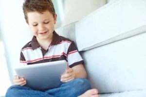 اكتشف كيف تُحدث التقنيات الرقمية تحولًا في التدخل المبكر، استنادًا إلى تحليل قائم على الأدلة لـ Liapakis (2025) وتأثير NeuronUP في الوظائف التنفيذية والالتزام السريري.