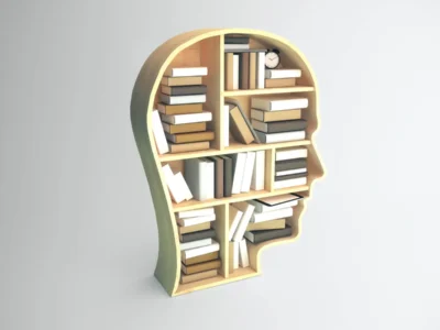 رف كتب على شكل رأس إنسان من الجانب، مملوء بالكتب والساعة، بتصميم عصري على خلفية فاتحة.