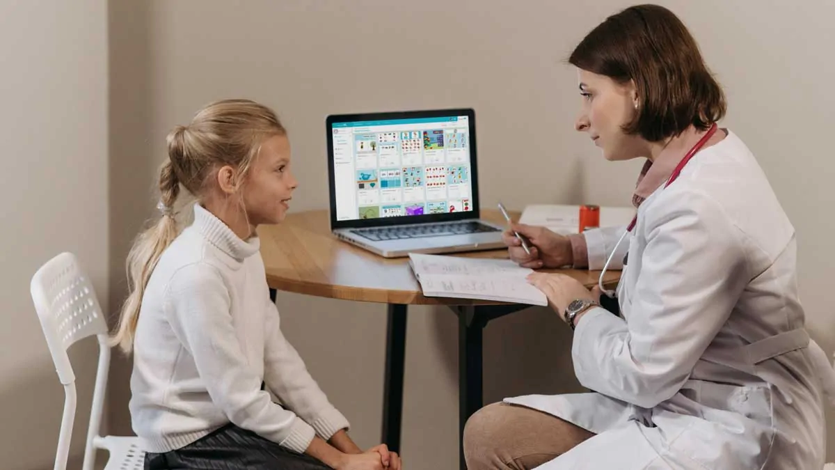 A intervenção cognitiva em crianças com TDAH. Profissional trabalhando com uma menina com TDAH através do NeuronUP.