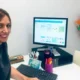 Profissional de neuropsicologia apresenta recursos da NeuronUP durante intervenção psicoeducativa sobre TDAH.