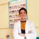 Retrato de José Antonio Silva, fonoaudiólogo, com bata branca ao lado de um cartaz alfabético, premiado por seu trabalho com o NeuronUP.