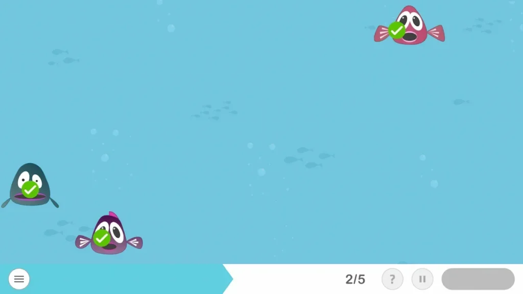 Ilustração de aquário azul com três peixes caricatura (preto, rosa e roxo); dois peixes com marcas verdes e controles de navegação na base.