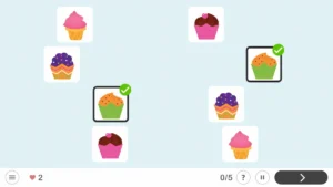 Interface de jogo de pareamento com cupcakes coloridos, corações nos cantos e um cupcake central selecionado.