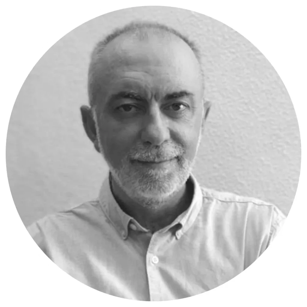 Retrato de um palestrante durante uma apresentação sobre avaliação neuropsicológica em crianças com TDAH, com fundo neutro.