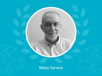 Retrato circular de Mateu Servera com fundo azul e design gráfico abstrato de tecnologia, com o nome Mateu Servera.