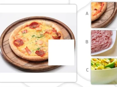 Pizza com queijo derretido e pepperoni sobre bandeja de madeira; à direita, as opções A, B e C na mesa.