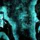 Ilustração com fundo azul esverdeado: pessoa à esquerda segura um celular que mostra um sistema nervoso; à direita, silhueta com cérebro.