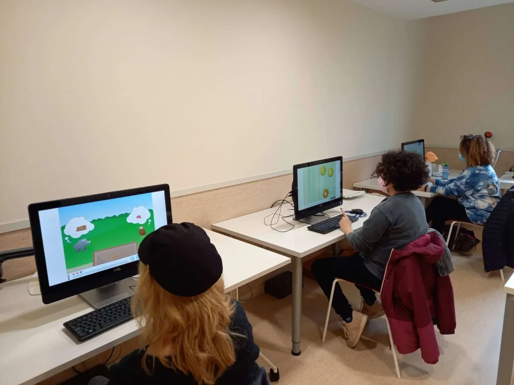 Pessoas usando NeuronUP2GO