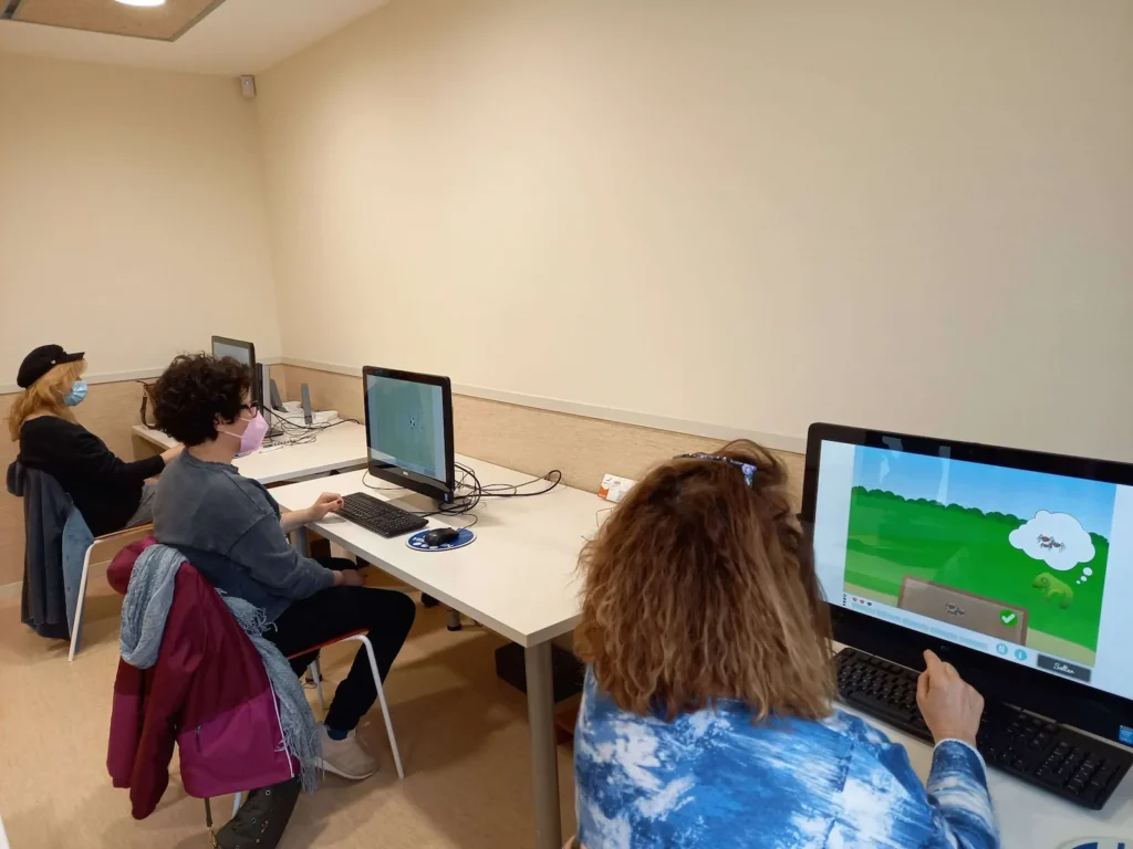Pessoas usando NeuronUP2GO: ferramenta de neurorreabilitação a distância