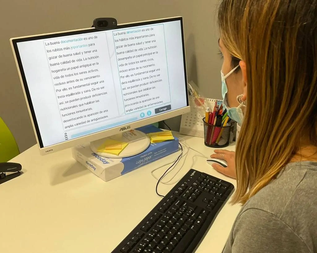 Interface do NeuronUP mostrando uma atividade de comparação de textos para reabilitação neuropsicológica.