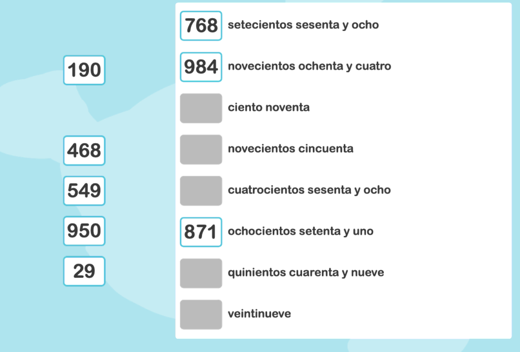 Conjunto de cartões e cadernos sobre uma mesa com números escritos por extenso e seus algarismos correspondentes; algumas células em branco para completar.