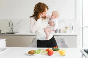 mãe fazendo 2 coisas ao mesmo tempo trabalhando a atenção alternada