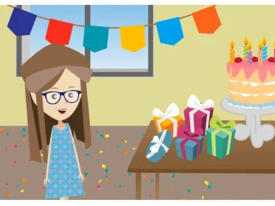 Menina com óculos, vestida de azul com losangos, sorri em uma festa; fundo com janela e decoração, mesa com bolo e presentes.