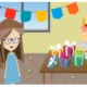 Menina com óculos, vestida de azul com losangos, sorri em uma festa; fundo com janela e decoração, mesa com bolo e presentes.