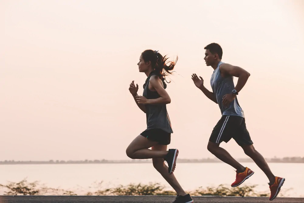 casal jovem praticando esporte