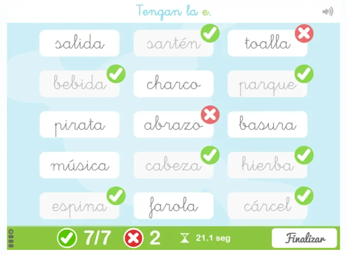 Actividad de TDAH de NeuronUP "Letras camufladas" Ejercicio de atención con letras camufladas en colores para TDAH; muestra verificación (✓), errores (✗) y puntaje 7/7.