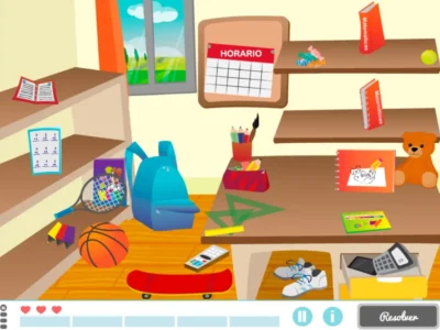 Sala de aula colorida com mochila azul, cadernos e material escolar; estantes, quadro com calendário, uma bola, um skate e um urso de pelúcia nas estantes.