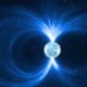 Representação artística em azul de um objeto astronômico com esfera central e fluxos de energia, contra um fundo estrelado.