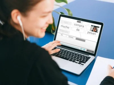 Tela de videoconferência para telemedicina em neuroreabilitação, com interface clínica e ferramentas visíveis.