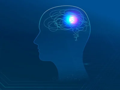 Perfil de cabeça humana com conexões neuronais dentro e um brilho central, sobre fundo azul que remete à tecnologia e ao cérebro.