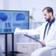 Pesquisador com jaleco revisa documentos em laboratório, diante de uma tela com dados para demência frontotemporal.