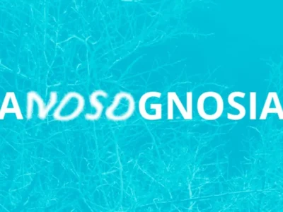 Palavra ANOSOGNOSIA em tipografia moderna sobre fundo azul claro, design abstrato que sugere confusão.
