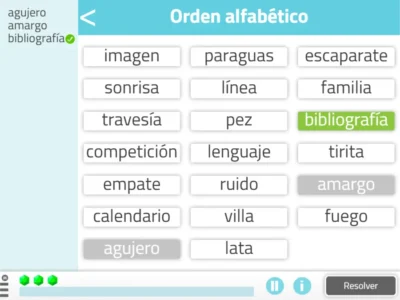 Interface de jogo educativo para ordenar palavras em ordem alfabética, com cartões de palavras e áreas de colocação visíveis