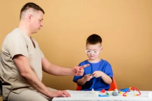 Transtornos de neurodesenvolvimento. Criança com autismo brincando com profissional.