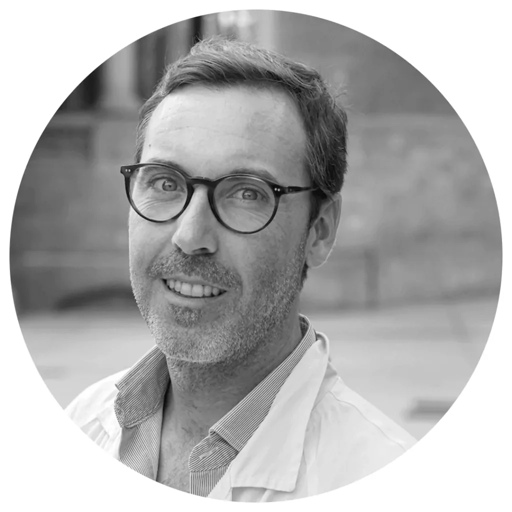 O neuropsicólogo Saül Martínez Horta ministra uma palestra sobre estimulação cognitiva em distúrbios do movimento