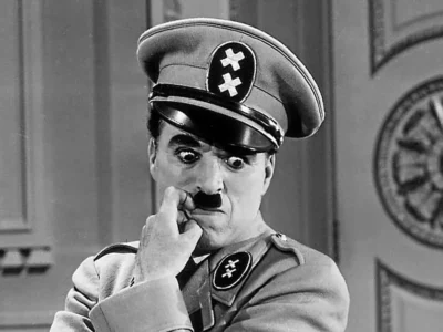 Personagem com bigode característico e uniforme militar em um cenário teatral, junto a gráficos sobre autoritarismo e neuropsicologia.