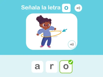 Menina com aro de hula-hoop participa da atividade Detetive de letras; são apontadas as letras a, r e o, e destaca-se a 'o' correta.