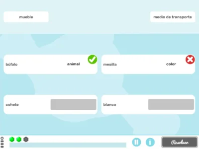 Interface de jogo educativo para memória semântica infantil: etiquetas de categorias na parte superior, palavras à esquerda e área de respostas.