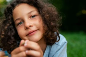 A invisibilidade do autismo em meninas, adolescentes e mulheres Raquel Hernández Autora NeuronUP