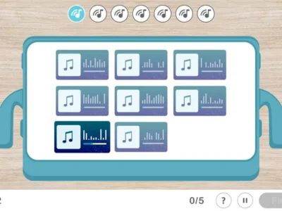 Interface do jogo com 16 caixas e elementos musicais, exibindo ícones de ouvido e progresso visual para treinamento auditivo.