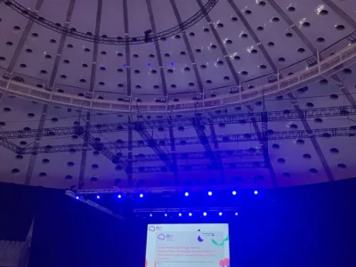 Participantes em uma conferência no Porto, com palestrantes e tela de projeção durante o Congresso Global de Neuropsicologia.
