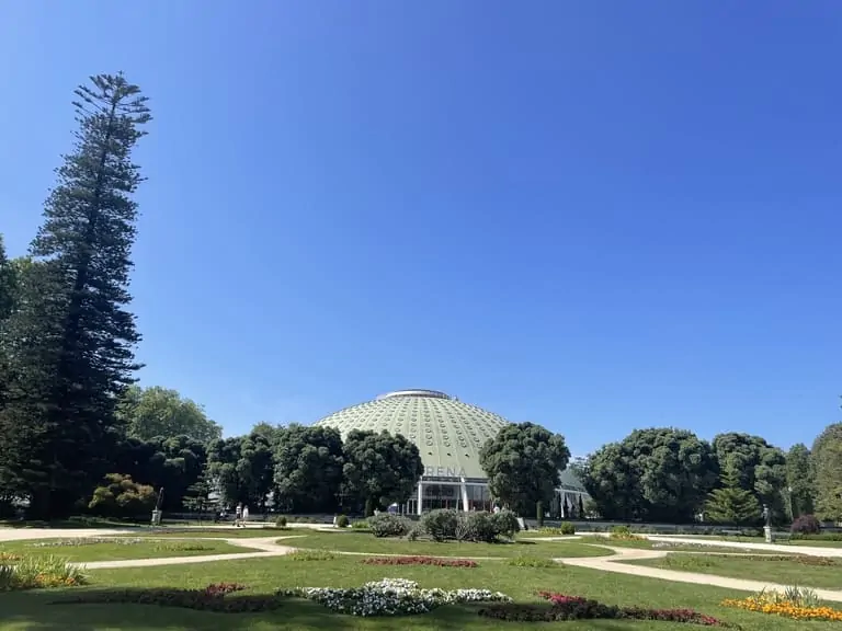 Vista exterior da Super Bock Arena no Porto, cobertura distintiva e jardins, durante o congresso de Neuropsicologia 2024