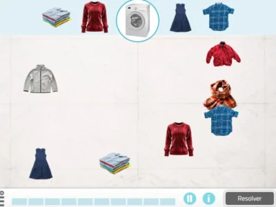 Captura de tela de Explore e encontre em uma lavanderia: a máquina de lavar no centro, pilha de roupas à esquerda e peças à direita.