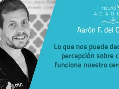 Retrato em preto e branco de Aarón Del Olmo à esquerda, ao lado de um design gráfico azul água com 'neurônio ACADEMY' à direita.