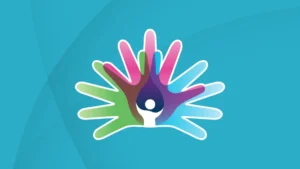 Logotipo com mãos coloridas formando uma pinça ao redor de uma silhueta humana simplificada no centro, sobre fundo azul.