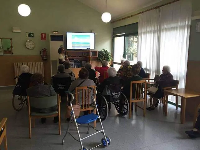 Usuários de uma residência trabalham em grupo em uma sessão da NeuronUP.