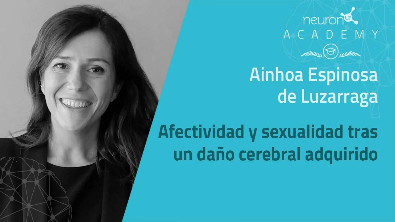 Mulher sorridente ao lado de tela/slide; fundo azul/preto; destaque para Ainhoa em afeto e sexualidade após dano cerebral.