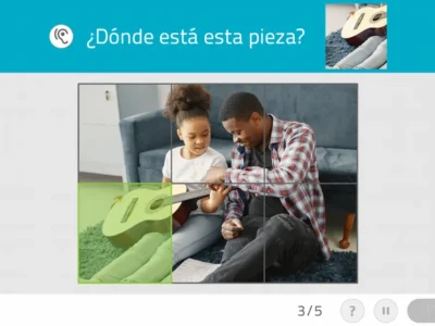 Quebra-cabeça em andamento com uma criança e um adulto; peças encaixadas, vê-se um violão e a pergunta 'Onde está esta peça?'.