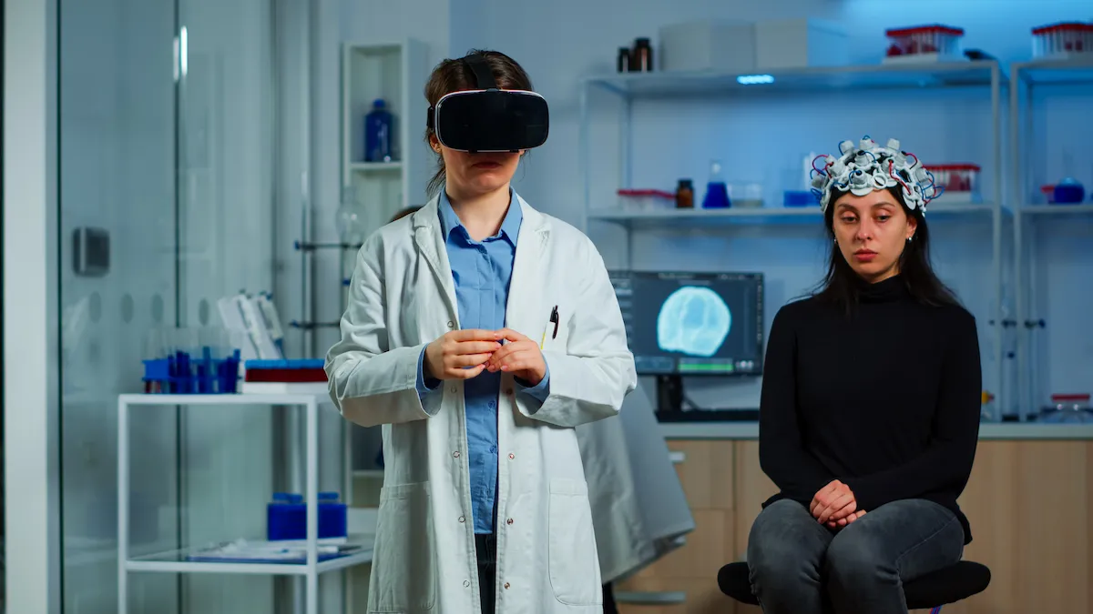 Laboratório com capacete de realidade virtual e EEG observando; mostra tecnologia e neurociência para RV na terapia cognitiva.