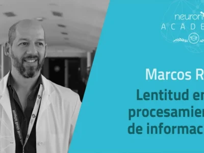 Palestrante Marcos Ríos Lago usa bata branca e apresenta diante de slides na NeuronUP Academy.