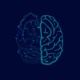 Ilustração de cérebro dividido: esquerda com circuitos e luzes, direita com estrutura cerebral; fundo escuro em tons de azul.