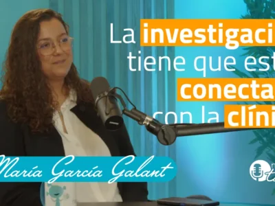 Entrevista em estúdio: mulher diante do microfone, fundo azul e a frase 'A pesquisa precisa estar conectada com a clínica' sobre FFEE em crianças com paralisia cerebral (Episódio 6).