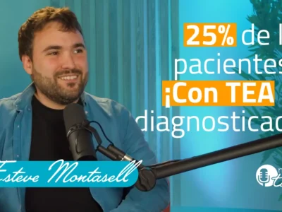 Homem com barba em um set de entrevista iluminado, sorrindo; do lado esquerdo aparece TEA e vê-se o logotipo do NeuronUP.